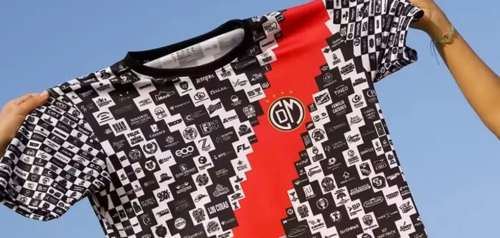 Em meio à crise, clube peruano faz camisa com mil patrocinadores