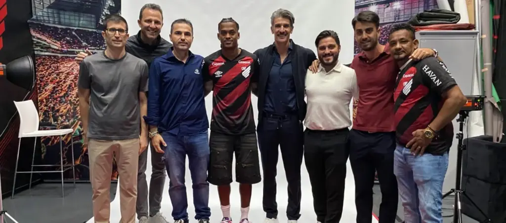 Athletico-PR oficializa acerto com o atacante Kerwin Vargas