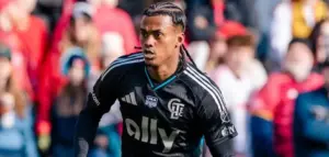 Athletico-PR negocia a contratação de atacante colombiano