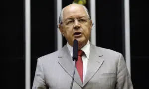 Em projeto de lei, deputado quer apenas atletas do Brasil na Seleção