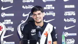 Paulinho é apresentado no Vasco e destaca concorrência
