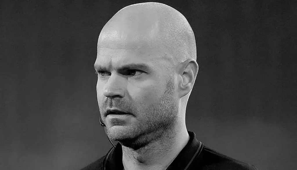 Morre árbitro holandês que foi afastado da Copa pela Fifa