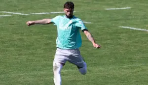 Barboza participa de primeira atividade com elenco em jogo-treino do Palmeiras