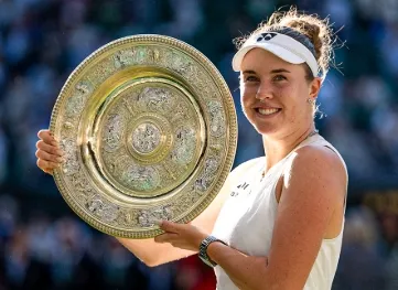 Noskova vence final 100% tcheca e se torna, aos 21, a mais jovem campeã de Wimbledon