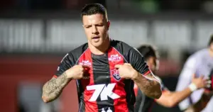 Lei do ex! Kayzer brinca com gol do Vitória sobre o Vasco