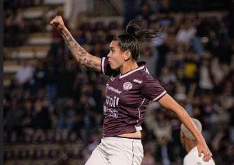 Andressa comemora o gol da Ferroviária