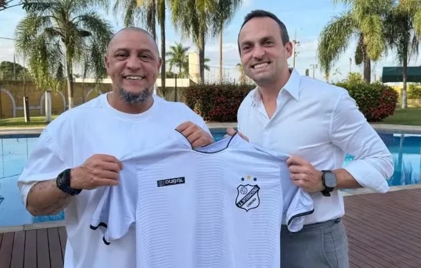 Roberto Carlos recebe camisa da Inter de Limeira de Enrico Ambrogini