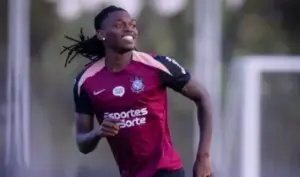 Rafael Leão treina no CT do Corinthians e conversa com Fernando Diniz: 'À vontade'