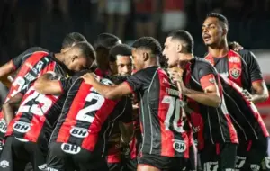 Torcida do Vitória protesta contra arbitragem após dupla expulsão contra o Palmeiras