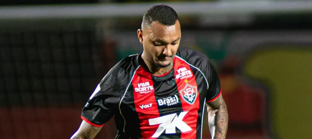 Vitória sai em defesa de Luan Cândido e detona Abel Ferreira