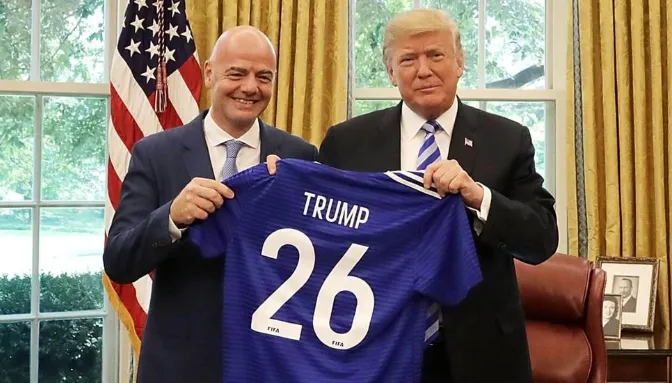 Infantino e Trump posam juntos na Casa Branca