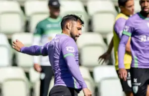SÉRIE B: Trio entra em campo para fugir do Z-4