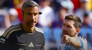 Slavko Vincic pendura o apito após comandar final da Copa