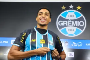 Wallace é apresentado no Grêmio e explica número da camisa