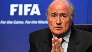 Blatter detona Fifa por cancelar suspensão de Balogun: 'Para onde vais?'