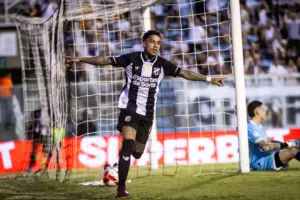 Ceará oficializa saída de Matheusinho a pedido de portugueses