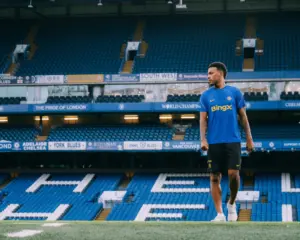 Chelsea contrata Morgan Rogers por valor recorde