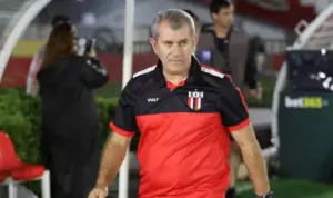 Tencati celebra disputa intensa por vaga no meio do Botafogo-SP