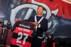 Alex Sandro renova contrato com o Flamengo até 2027