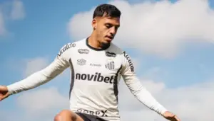 Gabriel Menino vira lateral no Santos e foca na Seleção