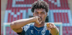 Clube português oficializa a contratação de atacante do Vasco