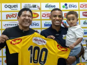 Patrick recebe homenagem por 100 jogos no Novorizontino