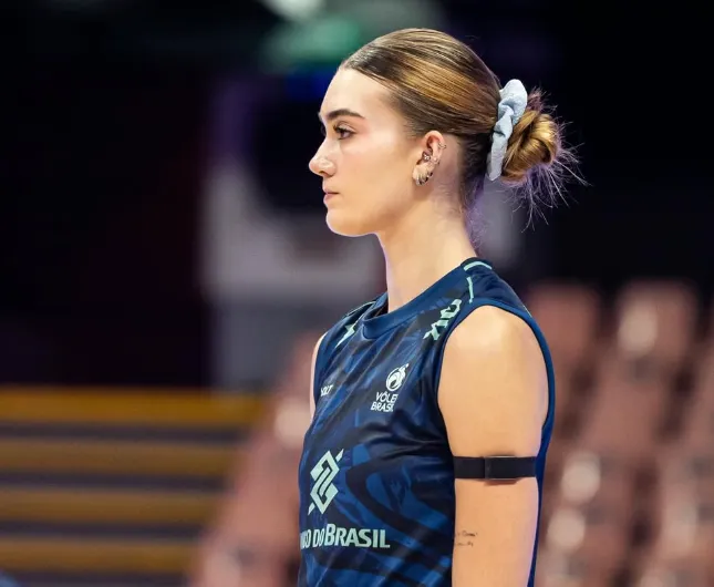 Ponteira da seleção feminina de vôlei denuncia racismo contra o namorado: 'São covardes'