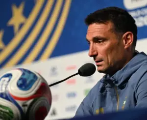 Scaloni se emociona e abandona entrevista após virada da Argentina