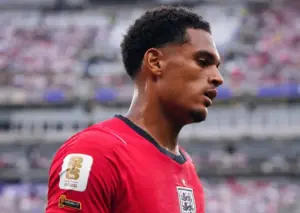 Fifa suspende atleta da Inglaterra por 2 jogos após expulsão