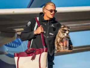 Haaland chega a Oslo com guaxinim empalhado de R$ 3,6 mil