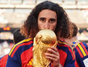 Cucurella comanda festa da Espanha e debocha da Argentina