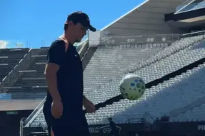 Corinthians se 'adapta' ao novo gramado e Diniz admite 'saudade' de jogos