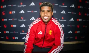 Manchester United oficializa contratação de Andrey Santos