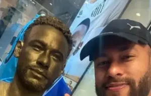 Neymar recebe busto e estátua do Santos no Memorial das Conquistas
