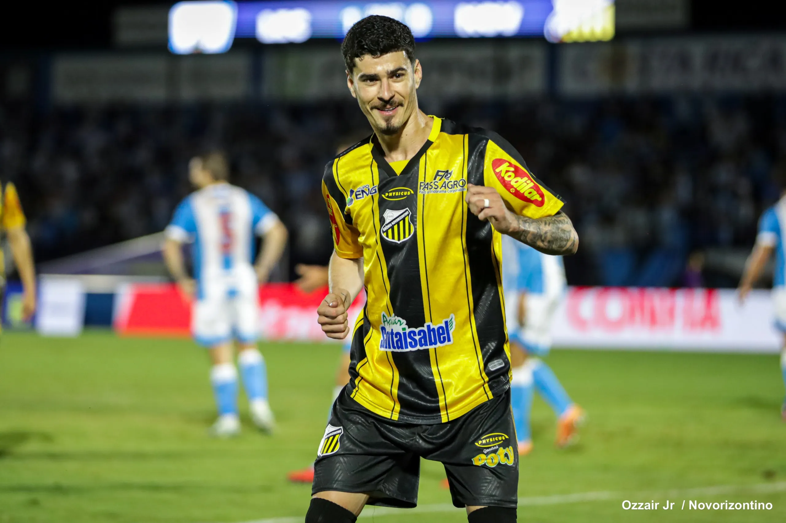 Jogador do Novorizontino comemora um dos gols na vitória por 4 a 1 sobre o Londrina pela Série B do Campeonato Brasileiro.