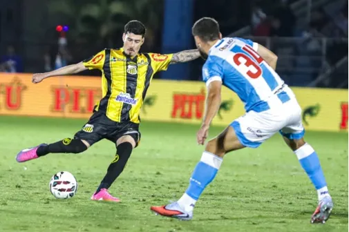 Jogadores do Novorizontino comemoram um dos gols na vitória por 4 a 1 sobre o Londrina pela Série B do Campeonato Brasileiro.