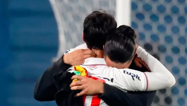 Pai e filho protagonizam cena emocionante após a partida