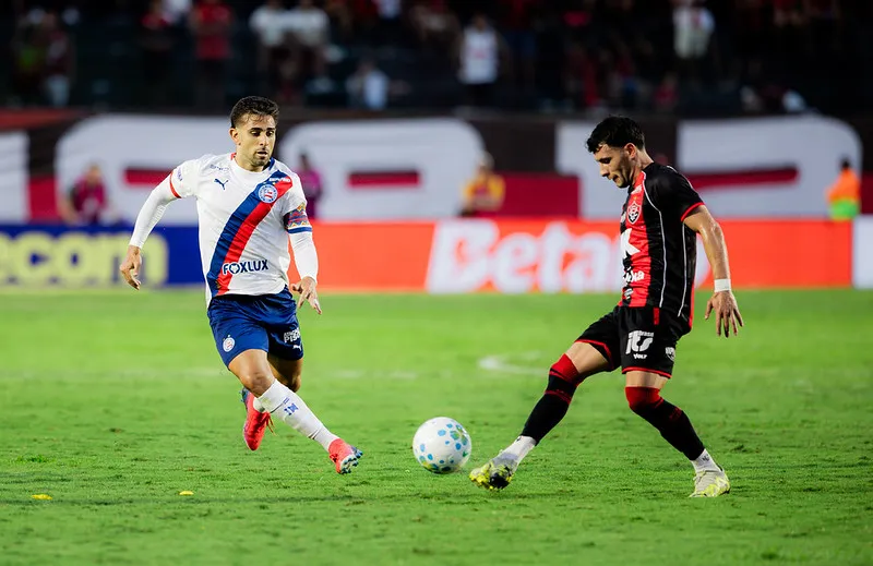Vitória 0 x 2 Bahia - Tricolor quebra tabu e ganha fôlego 3 Em pleno Barradão, o Bahia venceu o Vitória por 2 a 0 no fim da tarde deste domingo (Foto: Letícia Martins/ECB)