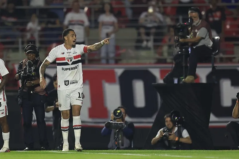 São Paulo 2 x 1 Red Bull Bragantino - Tricolor respira no Brasileirão 4 O São Paulo venceu o Red Bull Bragantino por 2 a 1 na noite deste sábado (29), no Morumbis (Foto: Divulgação/SPFC)