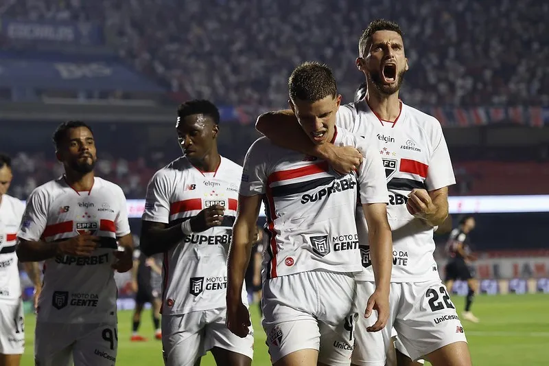 O São Paulo venceu o Red Bull Bragantino por 2 a 1 na noite deste sábado (29), no Morumbis, em partida válida pela 25ª rodada do Campeonato Brasileiro (Foto: Divulgação/SPFC)