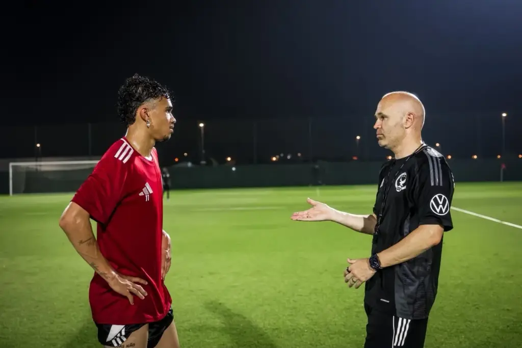Brasileiro artilheiro renova com clube dos Emirados e vira aposta de Iniesta