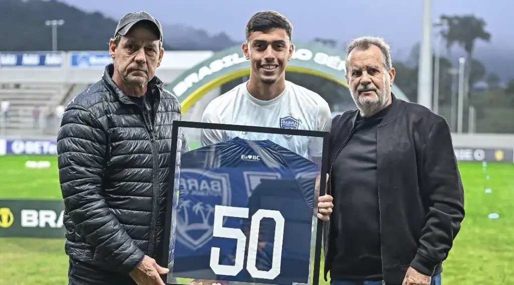 Renan Bernabé recebe homenagem pelos 50 jogos no Barra FC