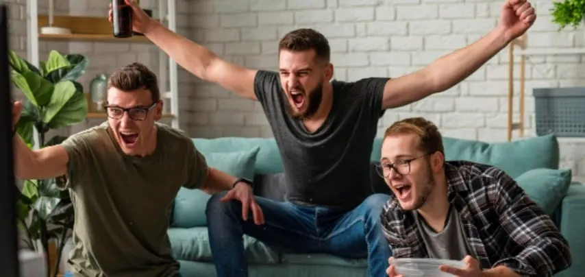 AMIGOS ASSISTINDO FUTEBOL