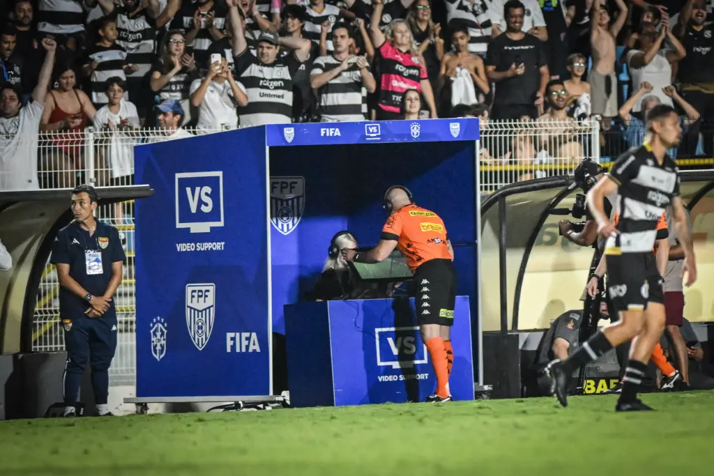 Goleiro atendido, jogador fora: Copa Paulista estreia regra curiosa