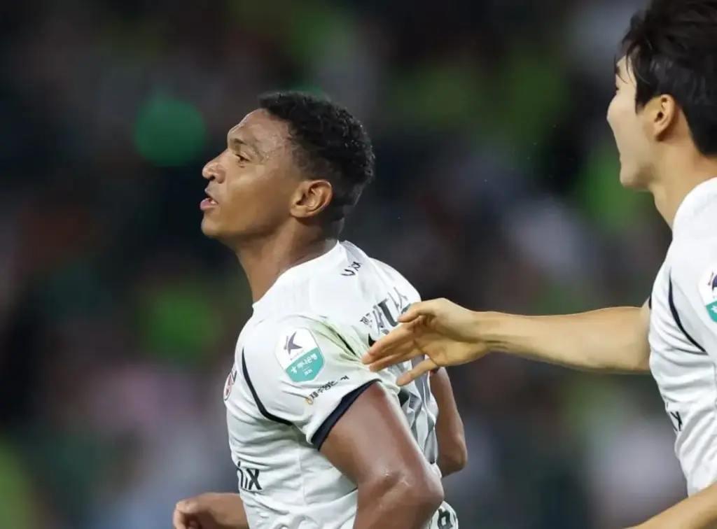 Emerson Negueba brilha com hat-trick na Coreia do Sul e quebra tabus 2 EMERSON NEGUEBA 5