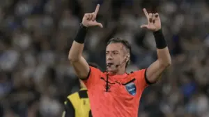 CBF aprova limite de 8s para goleiro e diálogo só com capitão; confira as novas regras