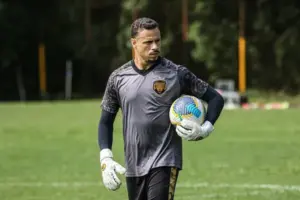 Amazonas perde goleiro titular e espera retorno de atacante para decisão na Série C