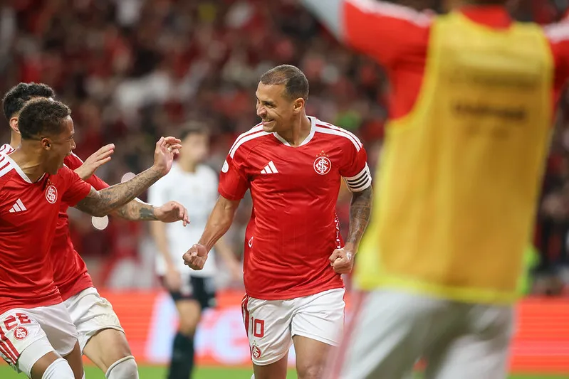 Internacional 2 x 0 Corinthians - Colorado abre vantagem na Copa do Brasil 3 Internacional Corinthians Copa do Brasil Ricardo Duarte 2