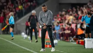 Jair Ventura vê Vitória vivo e convoca torcida para virada
