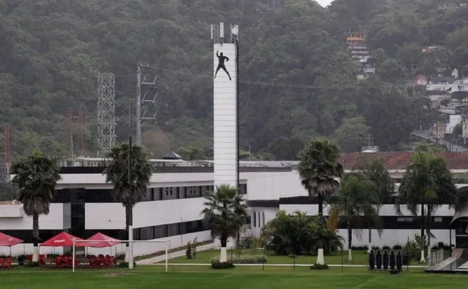 Muro do CT do Santos é pichado após derrota: 'Respeita nossa história'